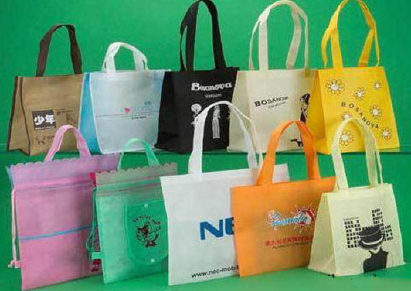Bags og poser kan udføres i de fleste materialer - og i farver samt med tryk efter opgave.